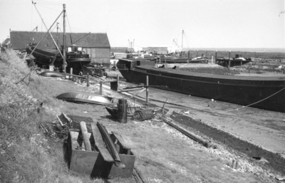 B-0708 Bruinisse. Steinweg. Scheepswerf van van Duivendijk, met op de helling een vrachtschip ter reparatie. Op de ...