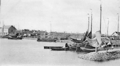 B-0719 Bruinisse. Vissershaven. v.l.n.r. de oesterloods van de oesterhandelaar Dingeman van den Berg, met Hoogaarzen ...