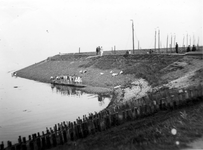 B-0740 Bruinisse. De Gracht bij hoog water. De Bruinisser jeugd zwom hier altijd (tot 1958)