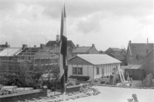 B-0743 Bruinisse. Poststraat / Schoolstraat. Huishoudschool in aanbouw, met het nog bestaande gedeelte van de school ...