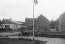 B-0744 Bruinisse. Poststraat / Schoolstraat. Huishoudschool, gedeeltelijk in wat eens de school met de Bijbel was.