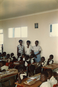 B-0747A Radium (Zuid - Afrika) De school Bruinisse . De gemeente verleende hulp aan deze school. Onderwijzeres en ...