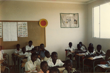 B-0747B Radium (Zuid - Afrika) De school Bruinisse . De gemeente verleende hulp aan deze school. Klaslokaal met leerlingen.