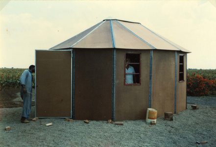 B-0748B Radium (Zuid - Afrika) De school Bruinisse . De gemeente verleende hulp aan deze school. Het pas aangebouwde ...