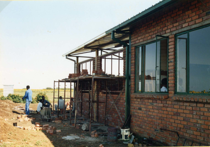 B-0749B Radium (Zuid - Afrika) De school Bruinisse . De gemeente verleende hulp aan deze school. Bouw van het nieuwe ...