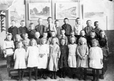 B-0759 Bruinisse. Leerlingen van de openbare lagere school.