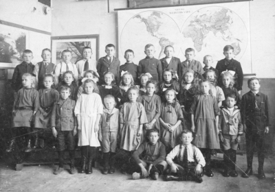 B-0761 Bruinisse. Klassefoto van groep II van de openbare lagere school aan de Molenstraat.