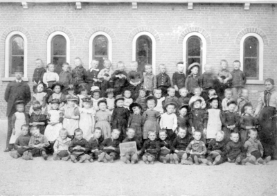 B-0762 Bruinisse. Groepsfoto genomen op het schoolplein, leerlingen van de openbare lagere school aan de Molenstraat.