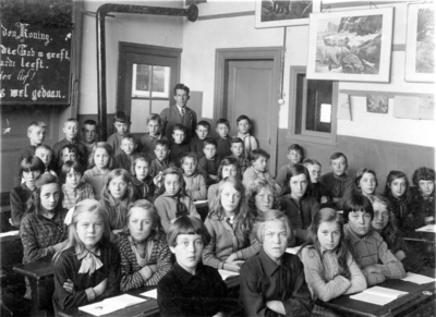 B-0763 Bruinisse. Klassefoto van leerlingen der openbare lagere school aan de Molenstraat.