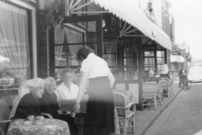 B-0782 Bruinisse. Uitstapje met de Bruse bejaarden in de zomer van 1954 naar Baarle-Nassau. v.l.n.r: Anna ...