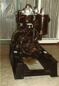 B-0843A Bruinisse. Visserijmuseum. Een ca. 26 pk Kromhout gloeikopmotor, werd veel na de zeilvaart ingebouwd