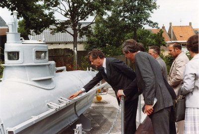 B-0851A Bruinisse. Dreef. Visserij- en oorlogsmuseum; eenmans duikboot. v.l.n.r: NN, 2. CvdK. in Zeeland Dr. C. ...