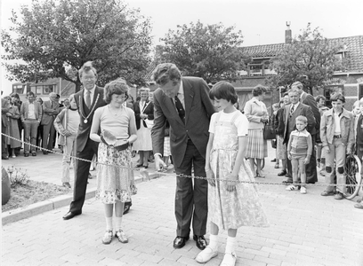 B-0852 Bruinisse. Dreef. Opening Visserij- en Oorlogsmuseum door de Commissaris van de Koningin in Zeeland, dr. C. ...