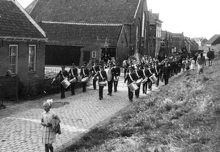 B-0898 Bruinisse. Noorddijk. Ter gelegenheid van de ingebruikname van de nieuwe muziektent op zaterdag 8 september ...