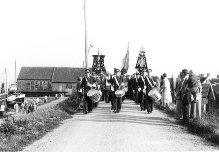 B-0900 Bruinisse. Steinstraat / Havendijk. Ingebruikname nieuwe muziektent. Rondgang door het dorp van muziekvereniging ...