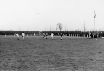 B-0910 Bruinisse. Voetbalwedstrijd van een Engelse club tegen Bruse Boys, pinksteren 1961.