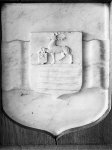 B-0948 Bruinisse. Fragment epitaaf van Willem de Jonge van Bruinisse, welke gehangen heeft in de kerk van Bruinisse. In ...