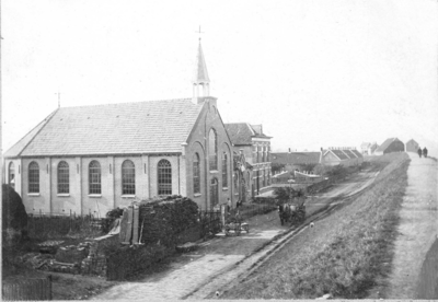 B-0949 Bruinisse. Noorddijk. Gereformeerde Kerk. Naast de kerk de consistorie en de woning van de predikant.