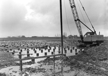 B-0986 Bruinisse. Dorpsweg. De heipalen worden in de grond geslagen voor de bouw van de visfileerfabriek van de fa. ...