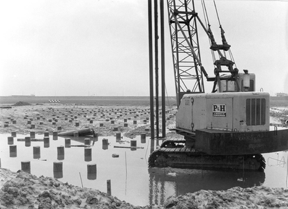 B-0988 Bruinisse. Dorpsweg. De heimachine staat in het water tijdens het werk voor de visfileerabriek van de fa. Gomavi