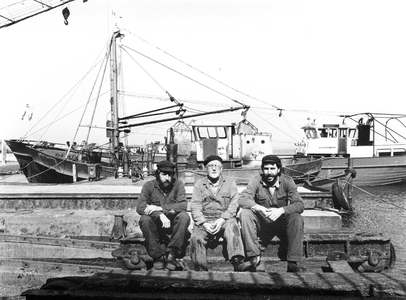 B-0992 Bruinisse. Havenkade. Dirk van Duivendijk Mzn, Melis van Duivendijk Dzn. en Leendert van Duivendijk, ...