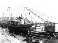 B-1000 Bruinisse. Havendijk. Een schip op de helling bij scheepswerf Van Duivendijk. De oude loods is nog in gebruik, ...