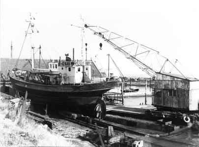 B-1000 Bruinisse. Havendijk. Een schip op de helling bij scheepswerf Van Duivendijk. De oude loods is nog in gebruik, ...