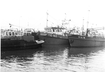 B-1065A Bruinisse. Havenkade. Mosselvissers uit Yerseke liggen in de haven te wachten tot ze door mogen varen om op de ...