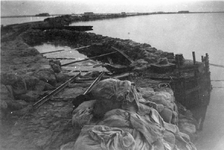 B-1082A Bruinisse. Oudendijk. De doorbraak bij de Oudendijk, zodat de polder Bruinisse weer opnieuw overstroomde