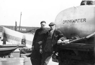 B-1086A Bruinisse. Haven. Drinkwater werd per schip aangevoerd in de haven en met auto's met tanks vervoerd naar de ...