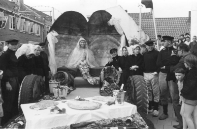 B-1123 Bruinisse. Mosselfeest 1961. Mosselkoningin in haar praalwagen, omringd door jonge Bruinisser vissers en ...