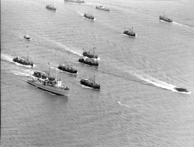 B-1156 Bruinisse. Krammer. Visserijdagen, de boten tijdens de rondvaart, met op de voorgrond links de mijnenveger M856, ...