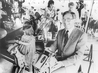 B-1235 Bruinisse. Visserijdagen/Mosselfeest. Burgemeester T.C. Hekman maakt een rondje in de carrousel