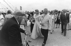 B-1252 Bruinisse. Havenkade. Visserijdagen/Mosselfeest. Miss Visserijdagen Janneke Otte, met dhr. J. Sluijter, ...