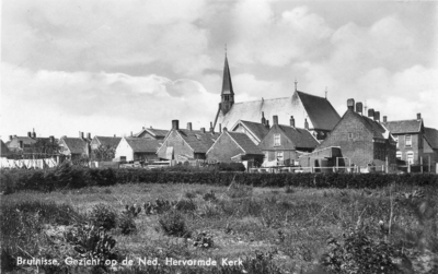 B-1259 Bruinisse. Gezicht op de Ned. Herv. Kerk, verwoest aan het eind van de oorlog (dec. 19/jan. 1945). De huizen ...