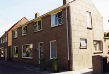 B-1401 Bruinisse. Deestraat. Voor en zijgevel van Deestraat 10