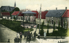 B-1479 Bruinisse. Deestraat. Ingekleurde foto van de Deestraat met muziektent en de Nederlands Hervormde Kerk op de ...