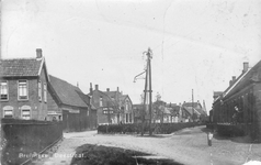 B-1481 Bruinisse. Deestraat. De Deestraat vanaf de kruising met de Lange Ring met links de schuur De Koekoek die in ...