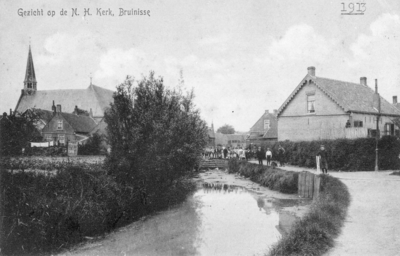 B-1483 Bruinisse. Deestraat. De nog ongerepte zuidzijde van de Dee in 1913. In dat jaar werd besloten om tot demping en ...
