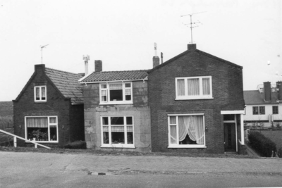 B-1487 Bruinisse. Boomdijk. Huizen aan de Boomdijk, met op de achtergrond rechts een barak van het werkkamp in de Stoofpolder