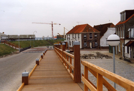 B-1528 Bruinisse. Kruispunt Havenkade / Oudestraat. Bij het kruispunt Havenkade / Oudestraat is een voetgangersbrug ...