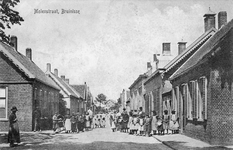 B-1596 Bruinisse. Molenstraat. De meeste bewoners zijn blijkbaar naar buiten gekomen om op de foto te gaan