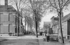 B-1599 Bruinisse. Molenstraat (De Verlengde Molenstraat). Met links het postkantoor, op de hoek van de Poststraat en ...