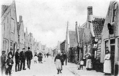 B-1614 Bruinisse. Nieuwstraat. Rechts voor de deur van de herberg De Gunst (later café P. Koene) staat Jannetje (v. ...