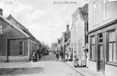 B-1616 Bruinisse. Nieuwstraat. Rechts de winkel van Joost v.d. Berge. In het poortje staan v.l.n.r. Lena v ...