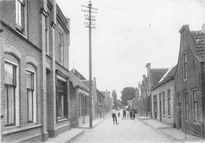 B-1618 Bruinisse. Nieuwstraat. Links de in 1917 gebouwde uitgeverij en drogisterij [ De Palmboom ] van J v/d Wal die ...