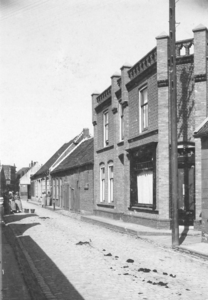 B-1624 Bruinisse. Nieuwstraat. Een foto van drukkerij van der Wal in de Nieuwstraat, uit het eerste kwart van de 20ste eeuw