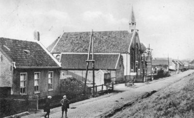 B-1625 Bruinisse. Noorddijk. De Gereformeerde Kerk, met links daarvoor, (het kleine gebouwtje) de weegbrug waar de ...