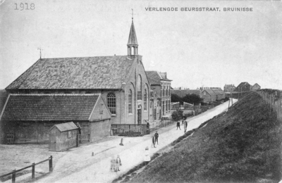 B-1626 Bruinisse. Noorddijk. Dit stuk van de Noorddijk heette in 1918, Verlengde Beursstraat. Links zie je de weegbrug ...