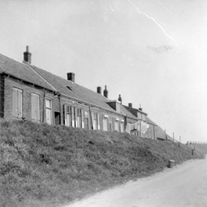 B-1631 Bruinisse.Noorddijk. De huizen op de Noorddijk, voor de uitvoering van de Deltawerken en de aanleg van de ...